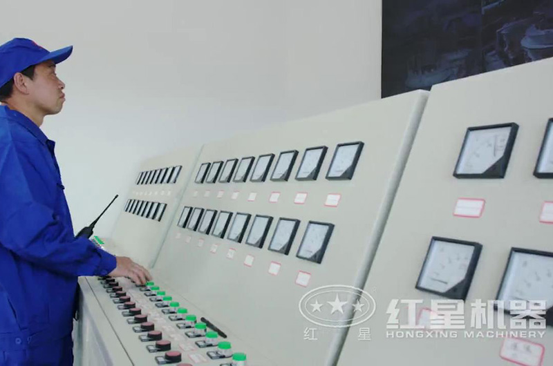 技術(shù)工程師正在調(diào)試機器 技術(shù)工程師正在調(diào)試機器